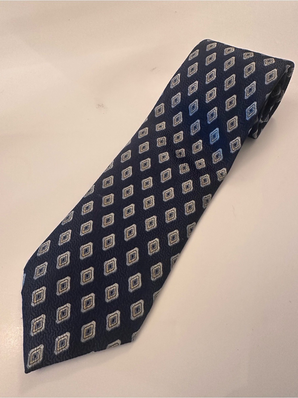 KOLTE  100% SILK  MADE IN ITALY MEN'S TIE DARK NAVY W/ LIGHT COLOURED DIAMONDS
